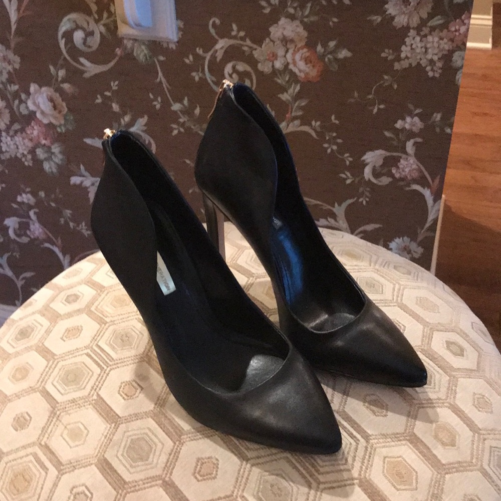Bcbg black pumps